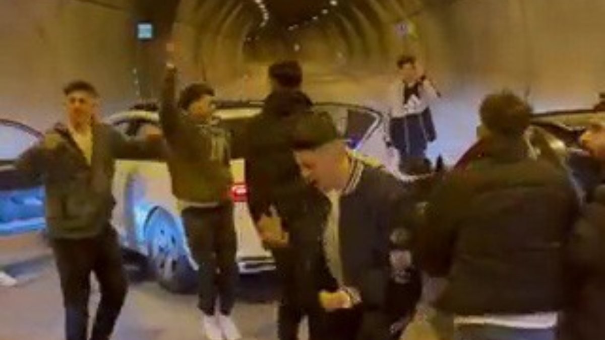 Kağıthane'de tüneli kapatıp, müzik dinleyen sürücülere ceza