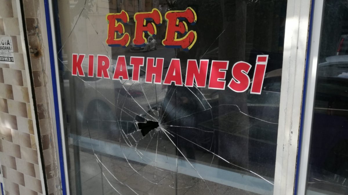 İstanbul'daki kıraathaneye silahlı saldırı anı