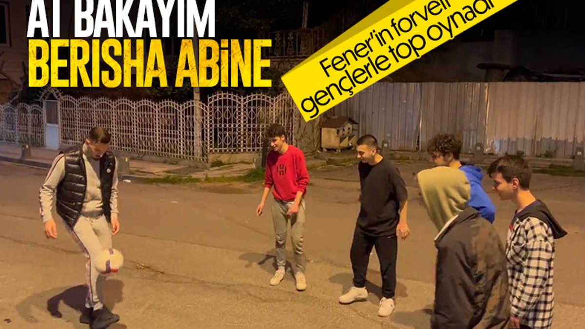 Mergim Berisha, gençlerle sokakta futbol oynadı