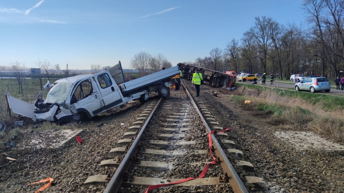 Macaristan'da tren ile minibüs çarpıştı: 5 ölü