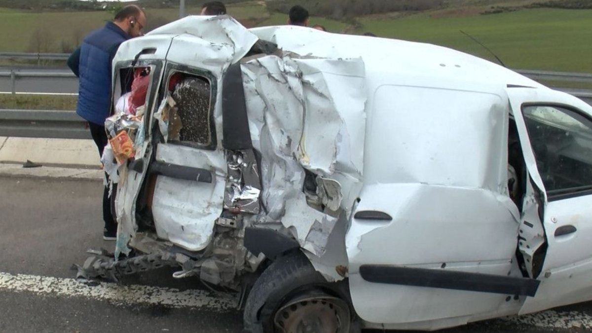 Tuzla Kuzey Marmara Otoyolu'nda tır şoförü, ticari araca çarptı