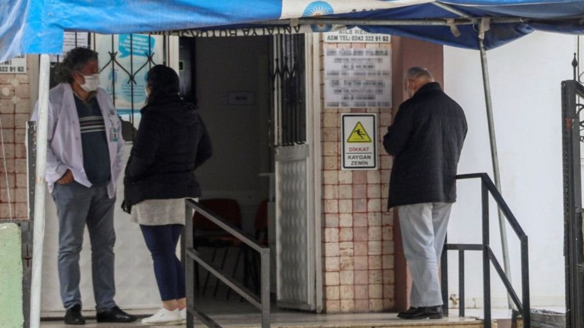Antalya'daki sağlık merkezine gelen hastalar dışarıda muayene oluyor