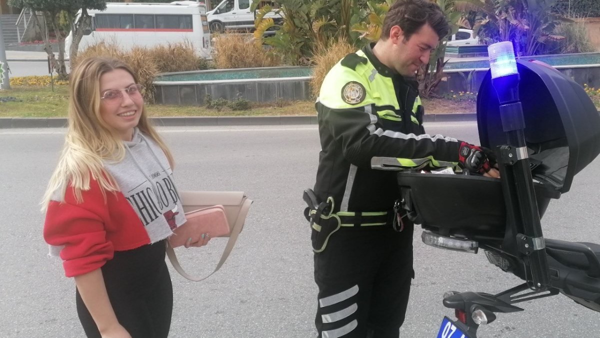 Antalya'da polise yakalanan sürücü: Kask almaya param yetmedi