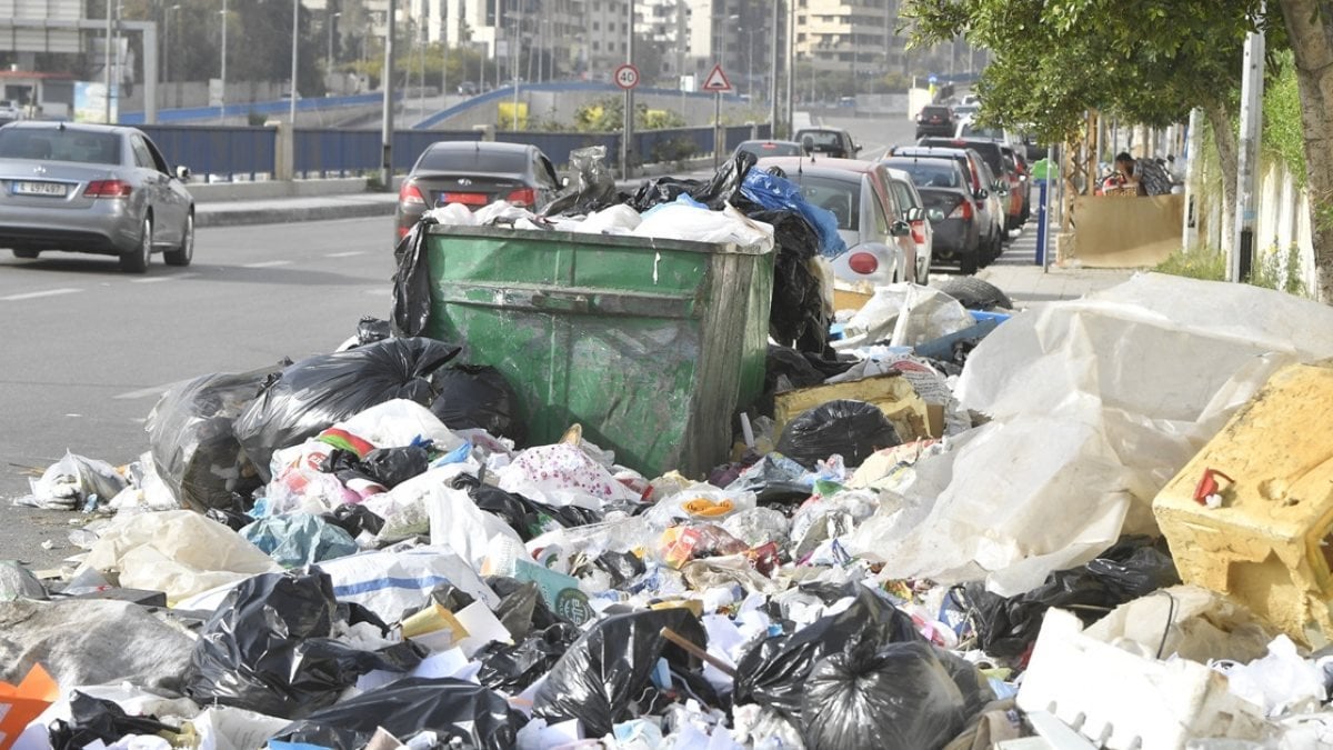 Beyrut sokaklarında çöp yığınları