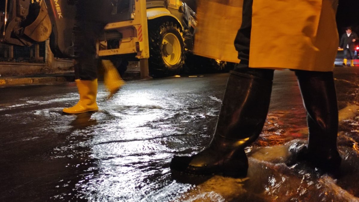 Ardahan’da eriyen kar ve sağanak yağış nedeniyle yolları su bastı