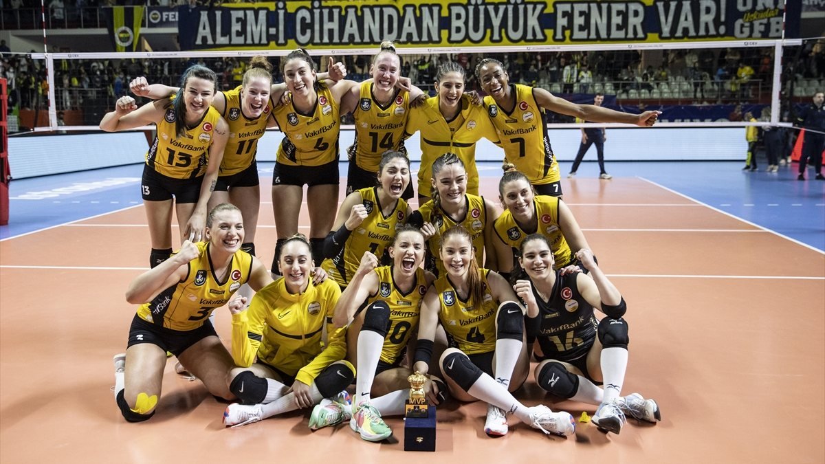 Vakıfbank Fenerbahçe'yi eleyerek finale yükseldi