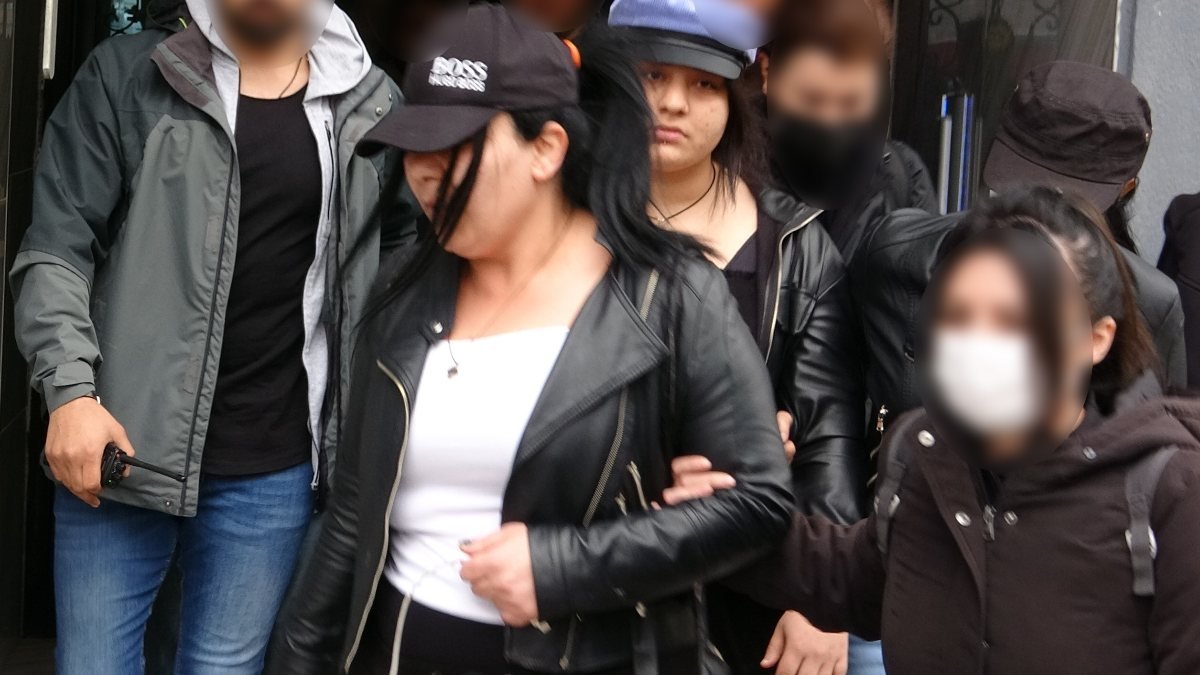 Van’da PKK paçavrası sallayan kadınlar, gözaltına alındı