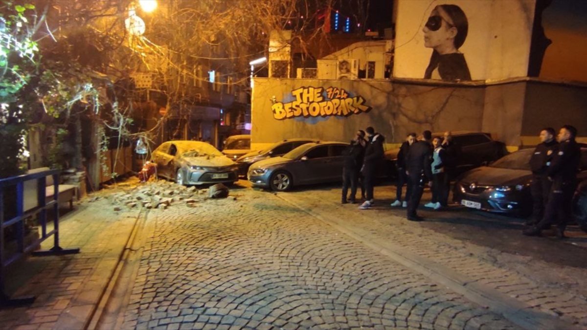 Beşiktaş'ta metruk binanın çatısıdan kopan parçalar otomobilin üzerine düştü