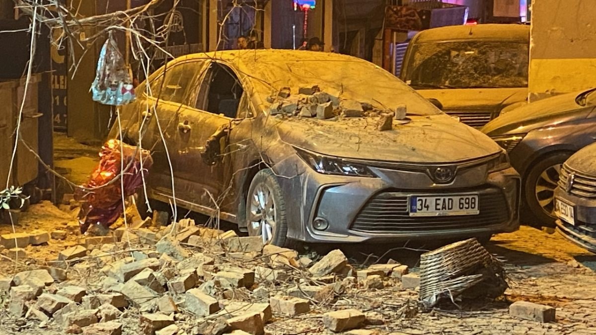 Beşiktaş'ta bina çatısı otomobilin üzerine çöktü