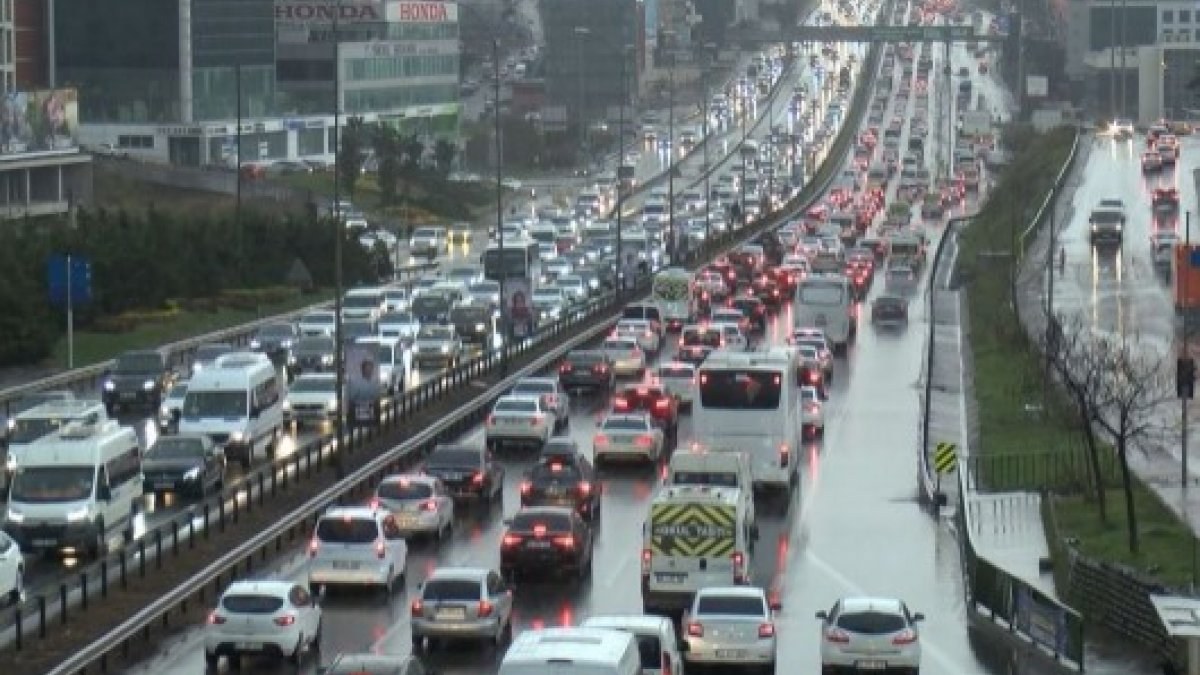 İstanbul'da yağış sonrası trafik yoğunluğu