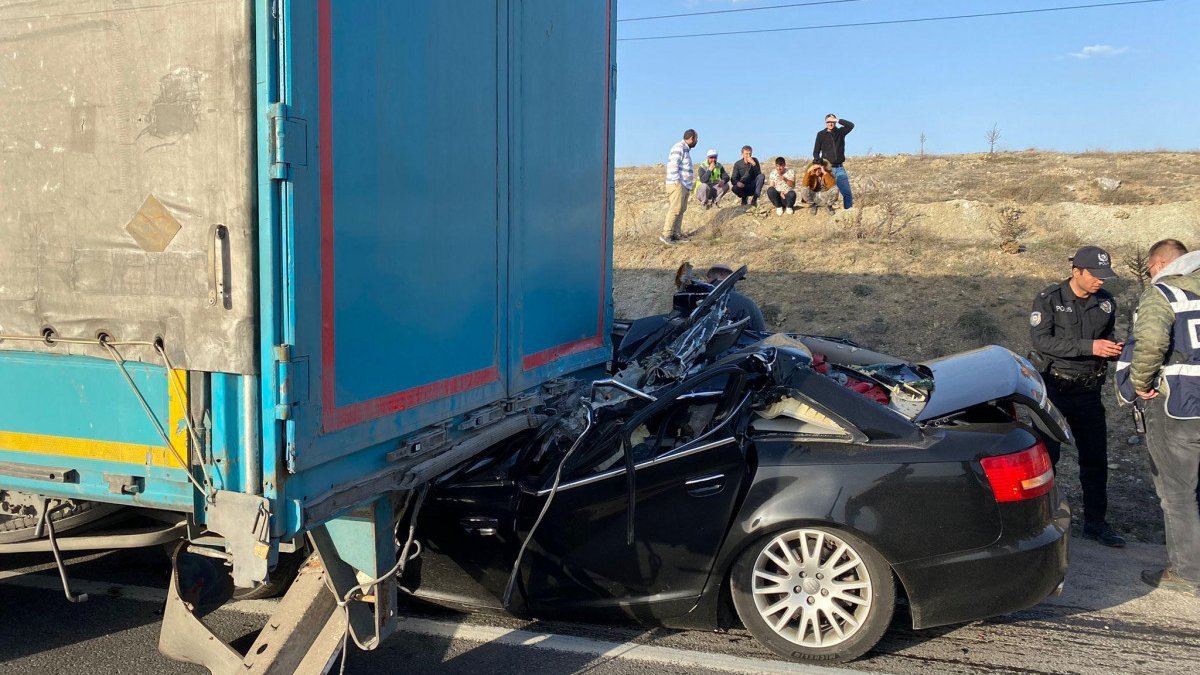 Kütahya’da tıra çarpan otomobilin sürücüsü öldü