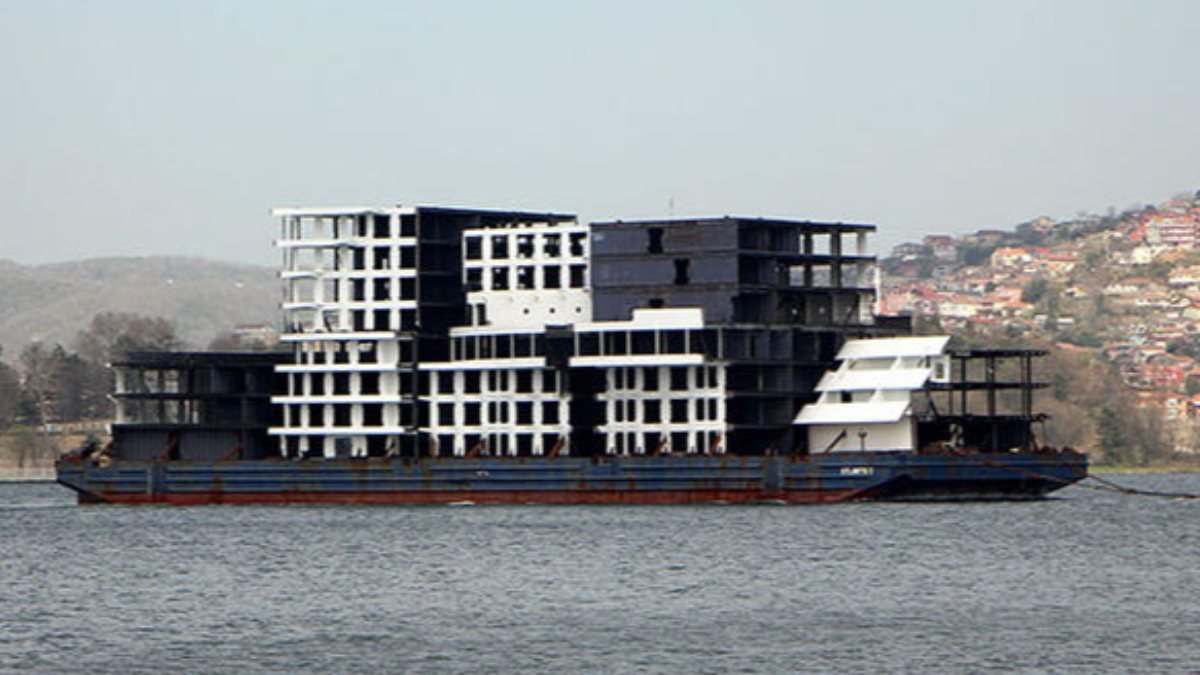 8 katlı apartmanı andıran blok yüklü römorkör, İstanbul Boğazı'ndan geçti