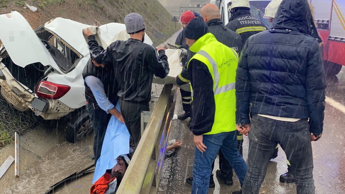 Kuzey Marmara Otoyolu'nda otomobil bariyerlere çarptı