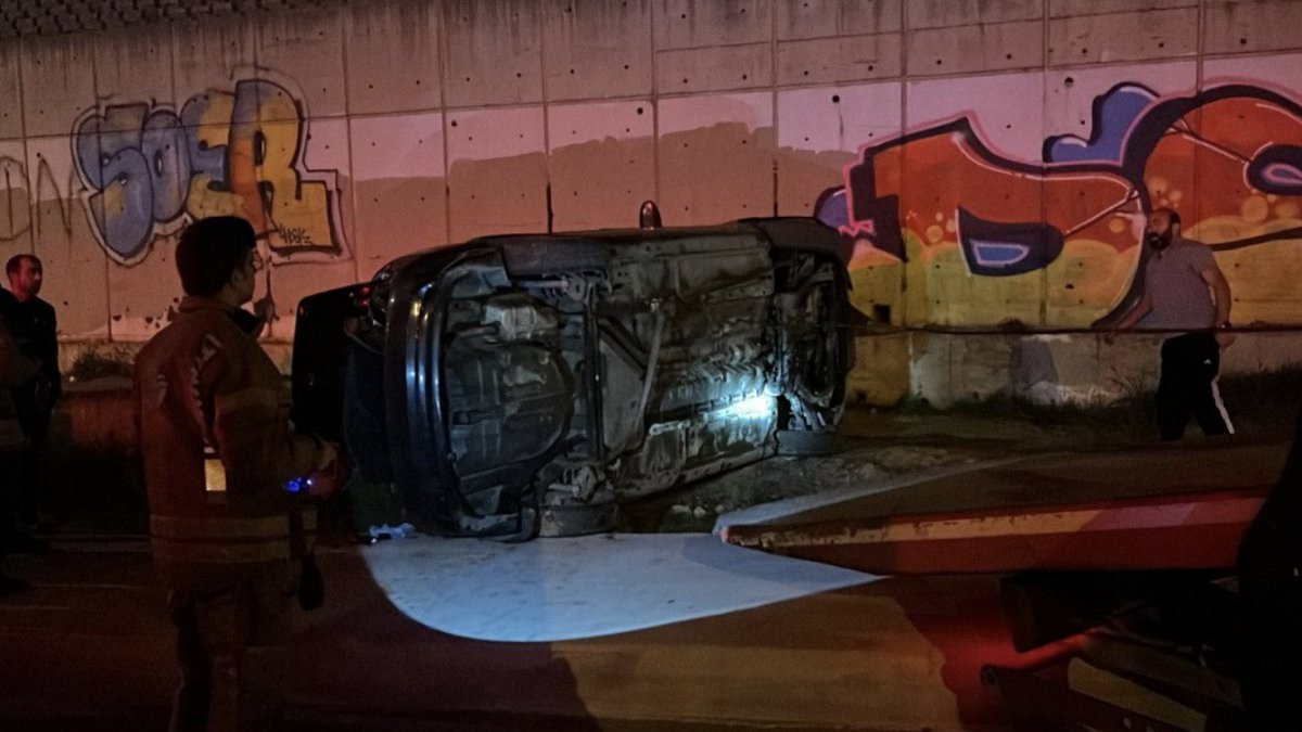 Çekmeköy'de kaza: El frenini çekmeyi unutunca 10 metreden yanyan yola düştüler