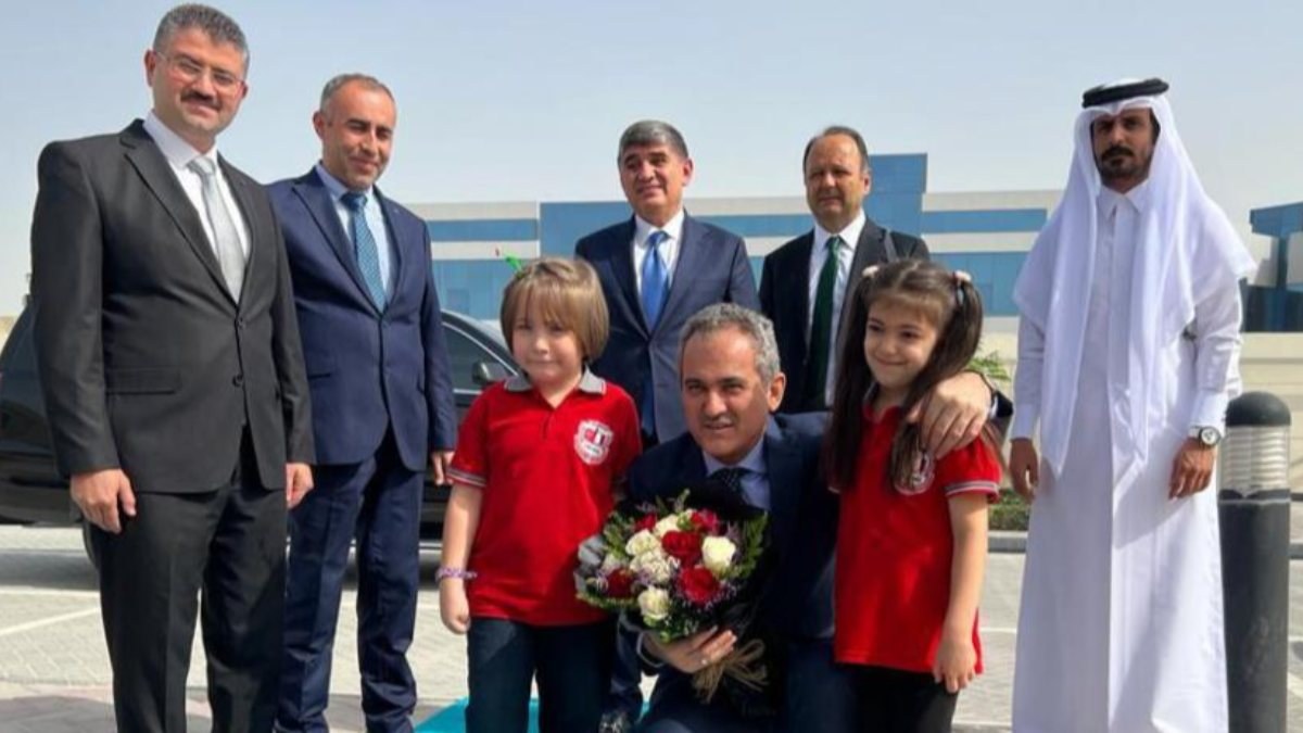 Mahmut Özer, Katar’daki Türk okulunu ziyaret etti