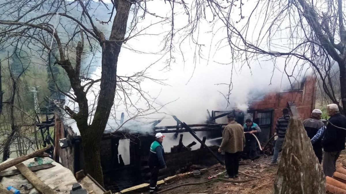 Kastamonu'da 2 katlı ahşap ev yandı, engelli çocuk öldü