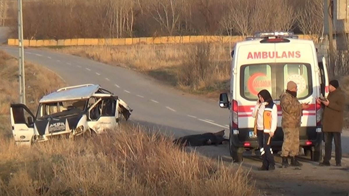 Bitlis'te göçmen taşıyan minibüs kaza yaptı: Ölü ve yaralılar var
