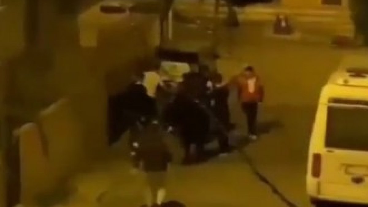 İstanbul'da bir grup genç, kucağında çocuğu olan kadına saldırdı