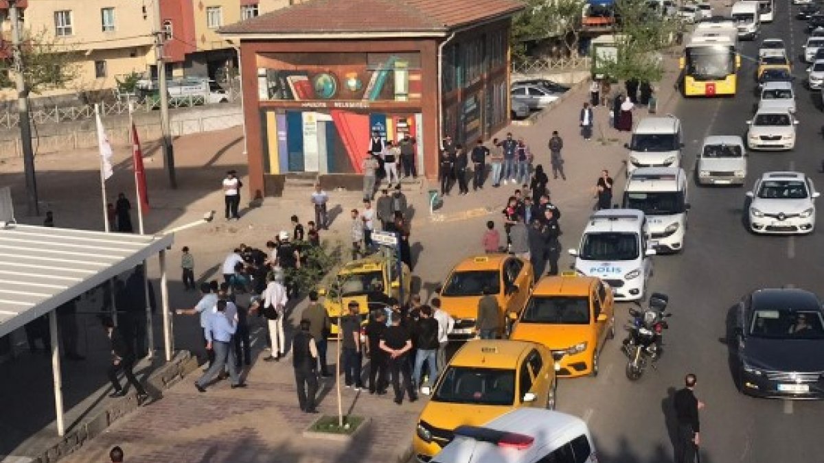 Şanlıurfa İl Göç İdaresi'nin camlarını kıran 15 şüpheliye gözaltı