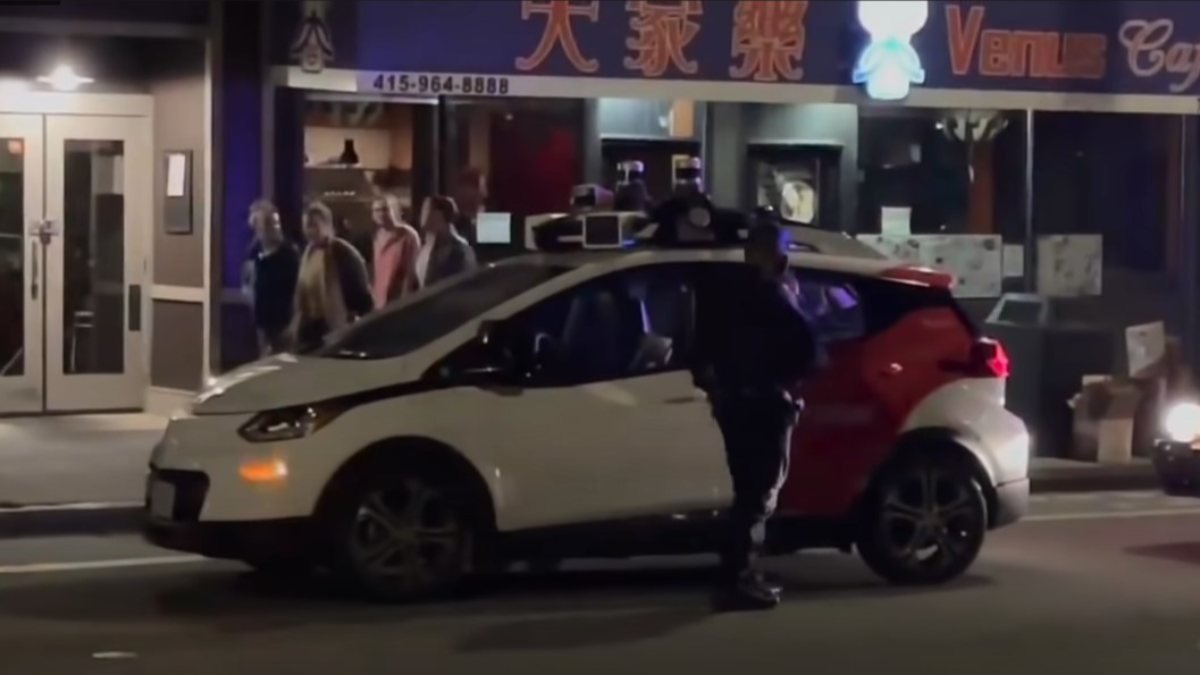 ABD'de sürücüsüz taksi polisten kaçtı