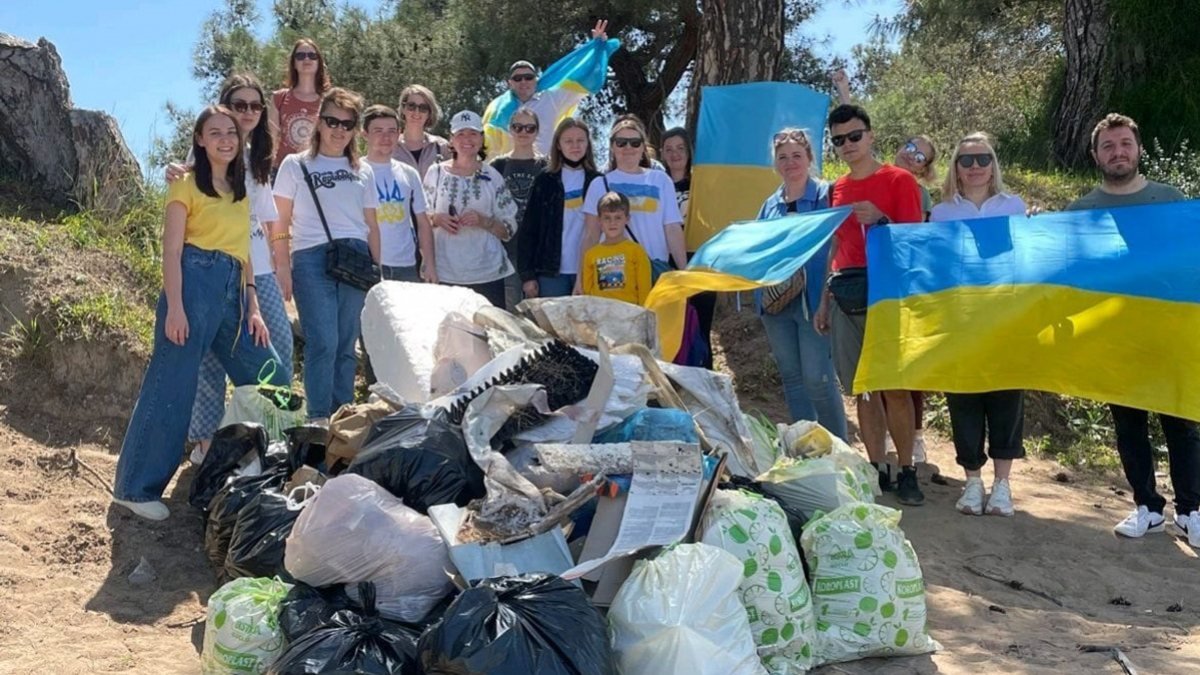 Türkiye'ye sığınan Ukraynalılar, çöp toplayarak teşekkürlerini sundu