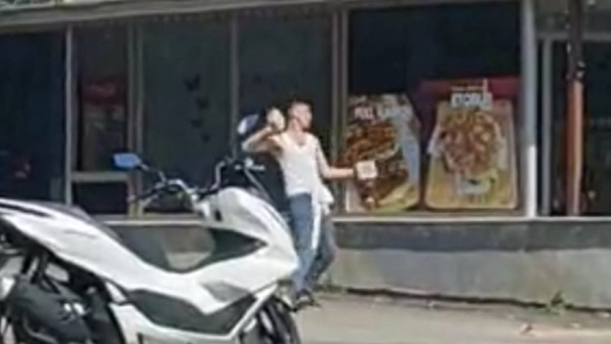 Antalya'da tostun parasını ödemek istemedi, dükkana taşla saldırdı