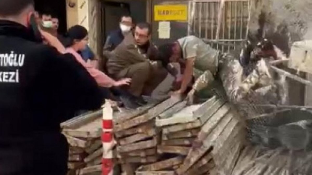 İzmir'de bir inşaatta boya yapan 3 işçi iskeleden düştü