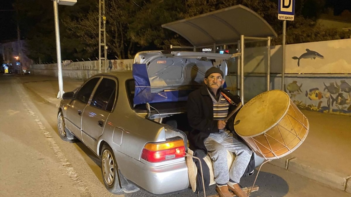 Samsun'da 8 yıldır otomobil bagajında davul çalıyor