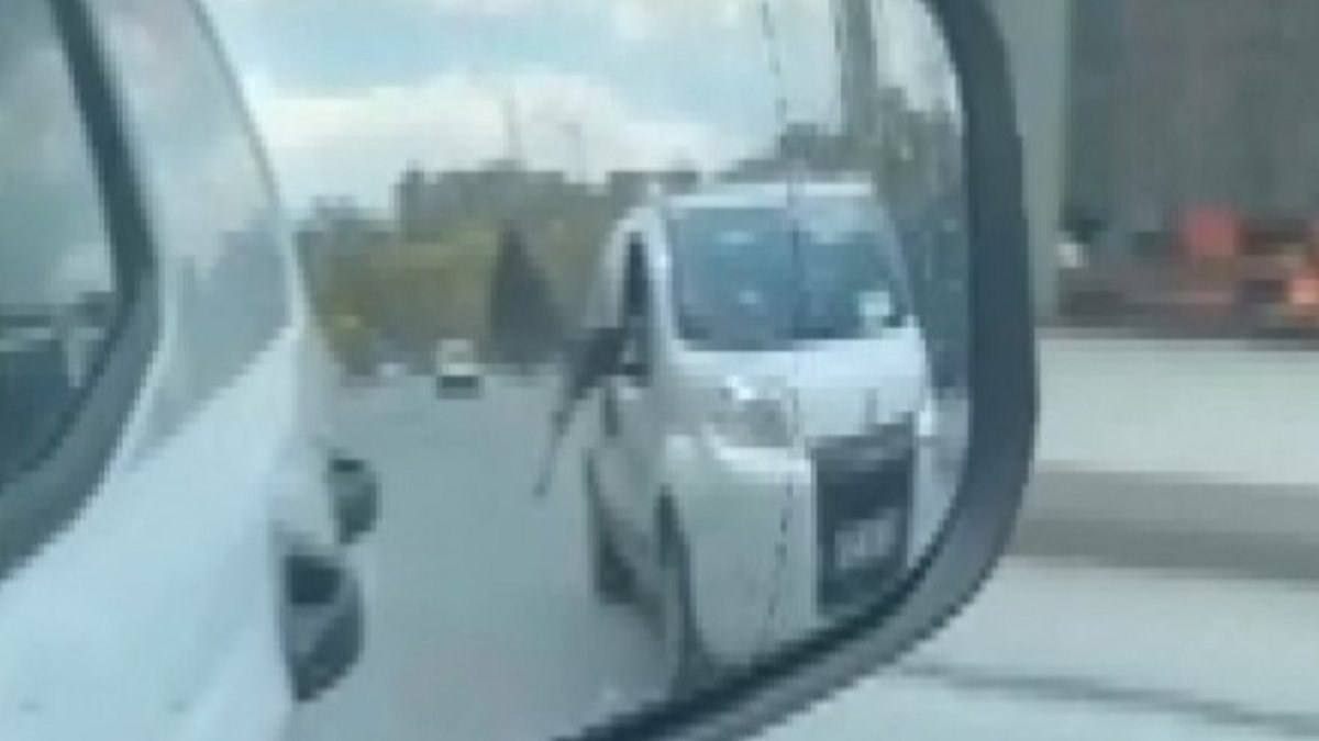 İstanbul'da trafikte tartıştığı sürücünün aracına sopayla vurdu