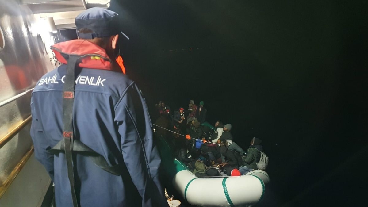 İzmir'de 53 düzensiz göçmen kurtarıldı