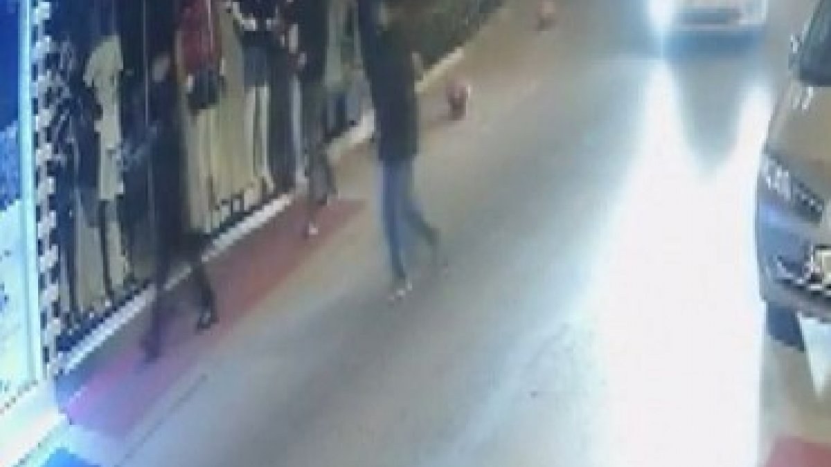 İstanbul'da 4 kişi vitrinden çaldıkları şapkayla yoluna devam etti
