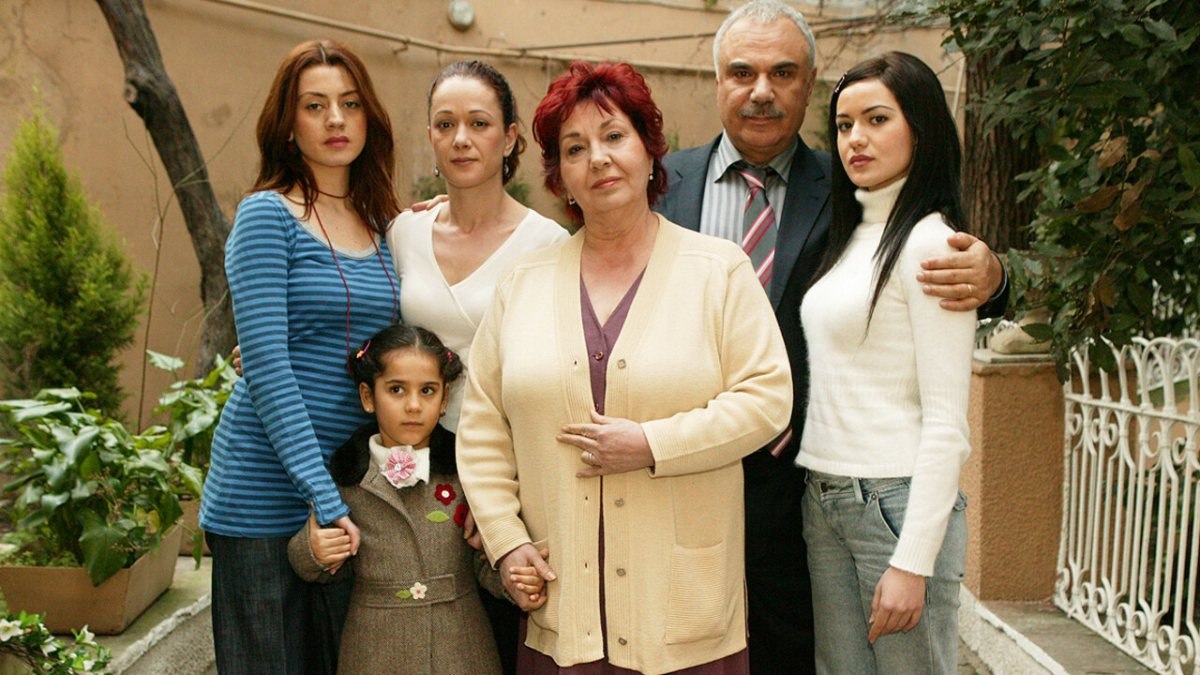 Yaprak Dökümü'nün Leyla'sı derin dekoltesi ile özgüven tazeledi! 'Bu şov Ramazan'a fazla değil mi?'