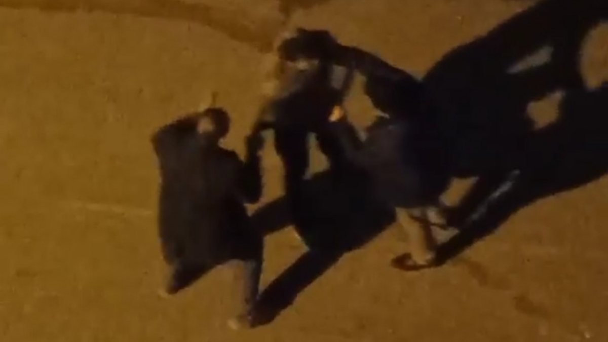 İstanbul'da yakaladıkları hırsızı sokak ortasında tekme tokat dövdüler