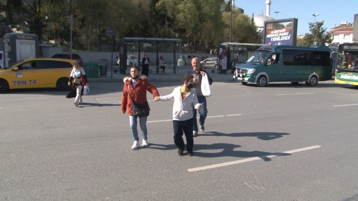 Alibeyköy'de tramvaya ulaşmak isteyen vatandaşların zorlu mücadelesi