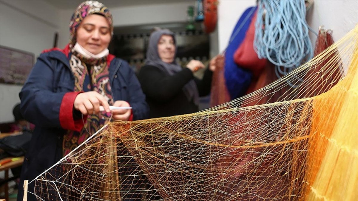 Faroz'da kadınlar balık ağı örüyor
