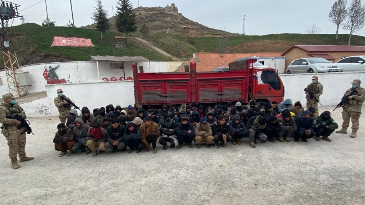Bitlis’te iki araçtan, 110 kaçak göçmen çıktı