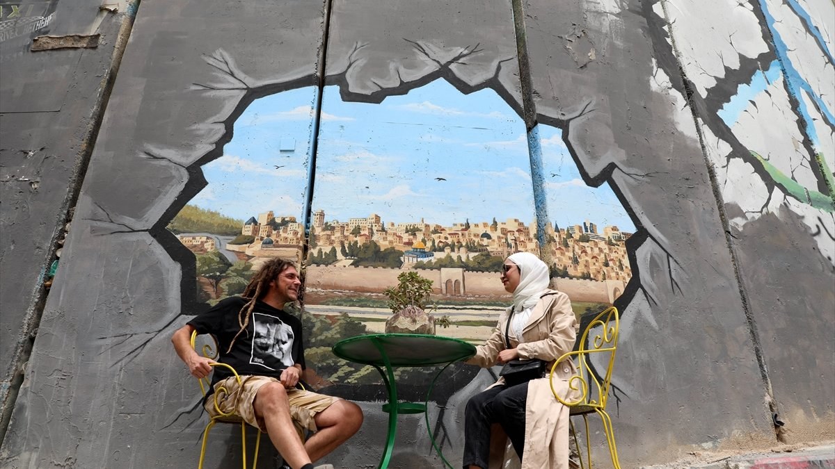 Filistin'i bölen Ayrım Duvarı, grafitilerle süslendi