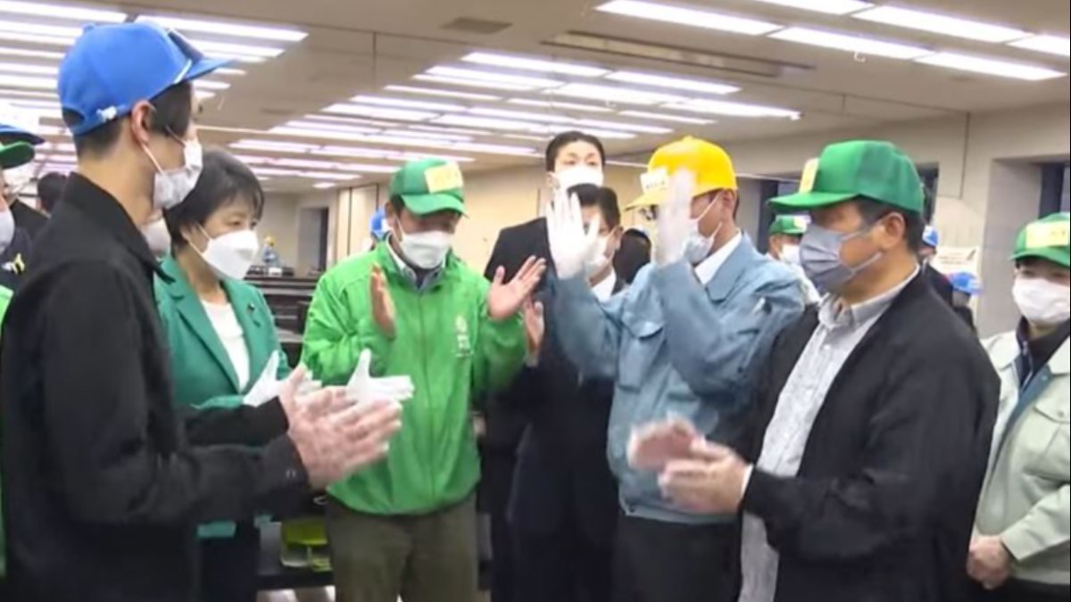 Japonya'da elle yoğrulan çay 15 bin 400 dolara alıcı buldu