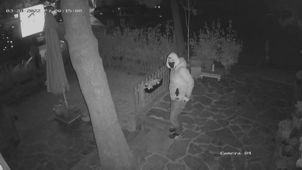 Sarıyer'de iki gün arayla gittiği pidecinin şemsiyelerini çaldı