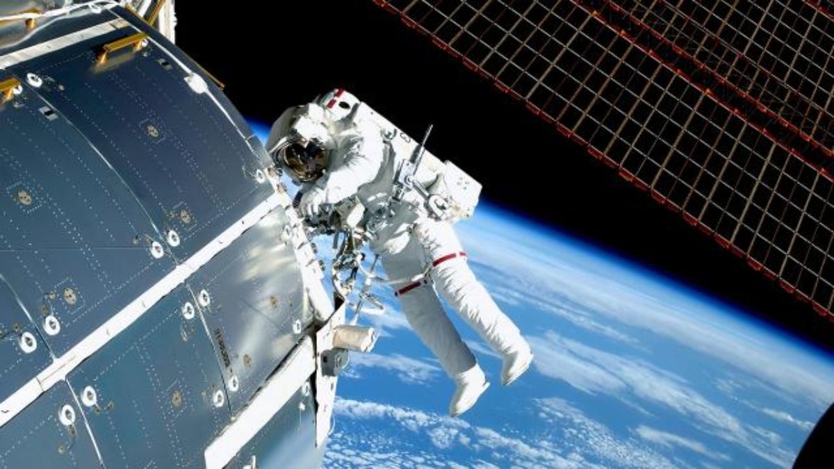 Rus kozmonotlar, uzay istasyonunun dışına çıktı