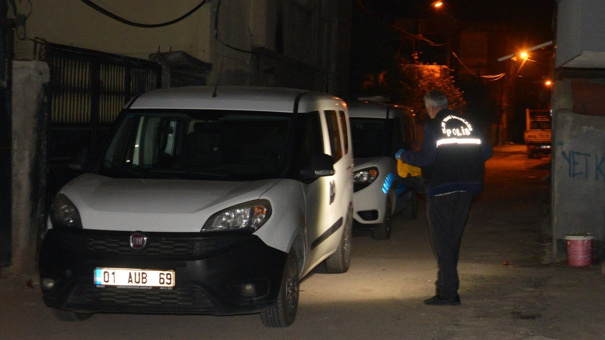 Adana’da bir genç yürürken başından vuruldu