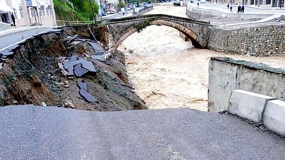 Giresun'da dere taştı: Yol çöktü, kemer köprü hasar aldı
