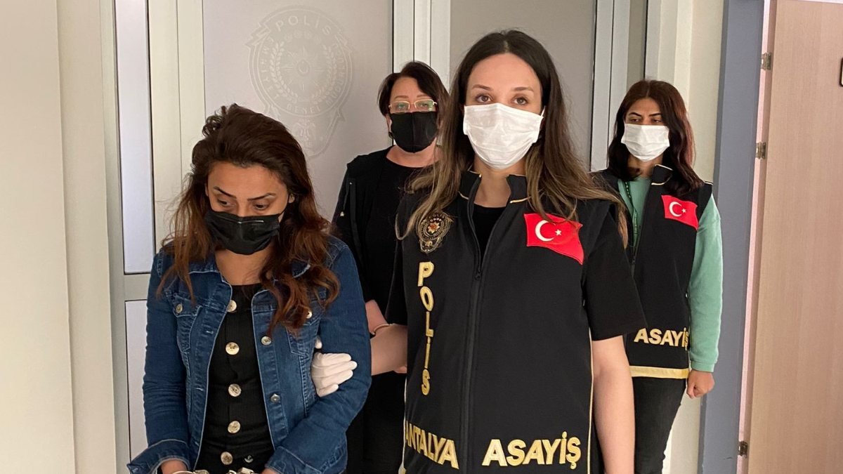 Antalya'da kuyumcuya sahte altın satmaya çalışan 2 kadın yakalandı
