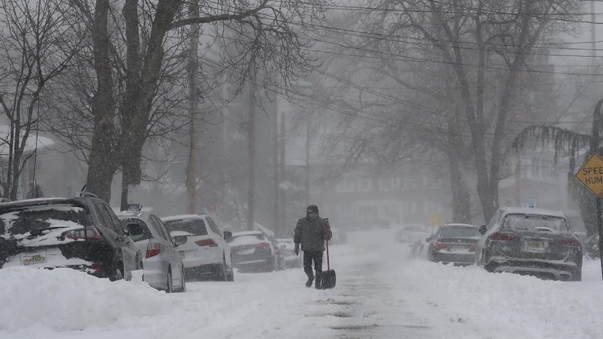 ABD'de kar fırtınası 300 bin kişiyi elektriksiz bıraktı