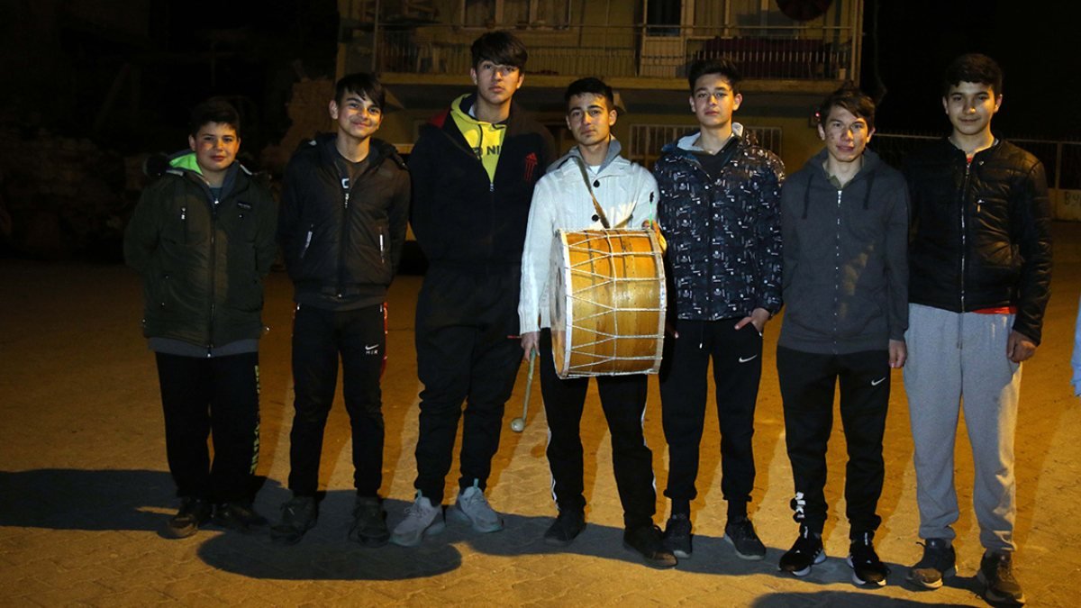 Uşak'ta gençler Ramazan davulcusu oldu