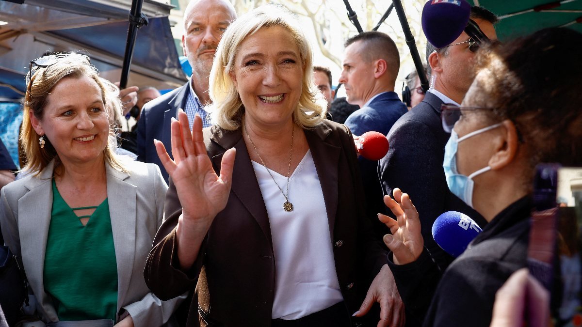 Marine Le Pen, başörtüsü yasağı söylemini yumuşattı