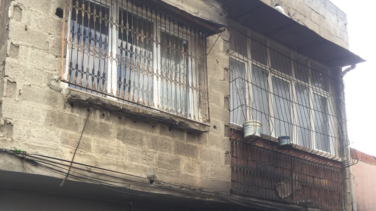 Adana'da uyuşturucu bağımlısı evini ateşe verdi