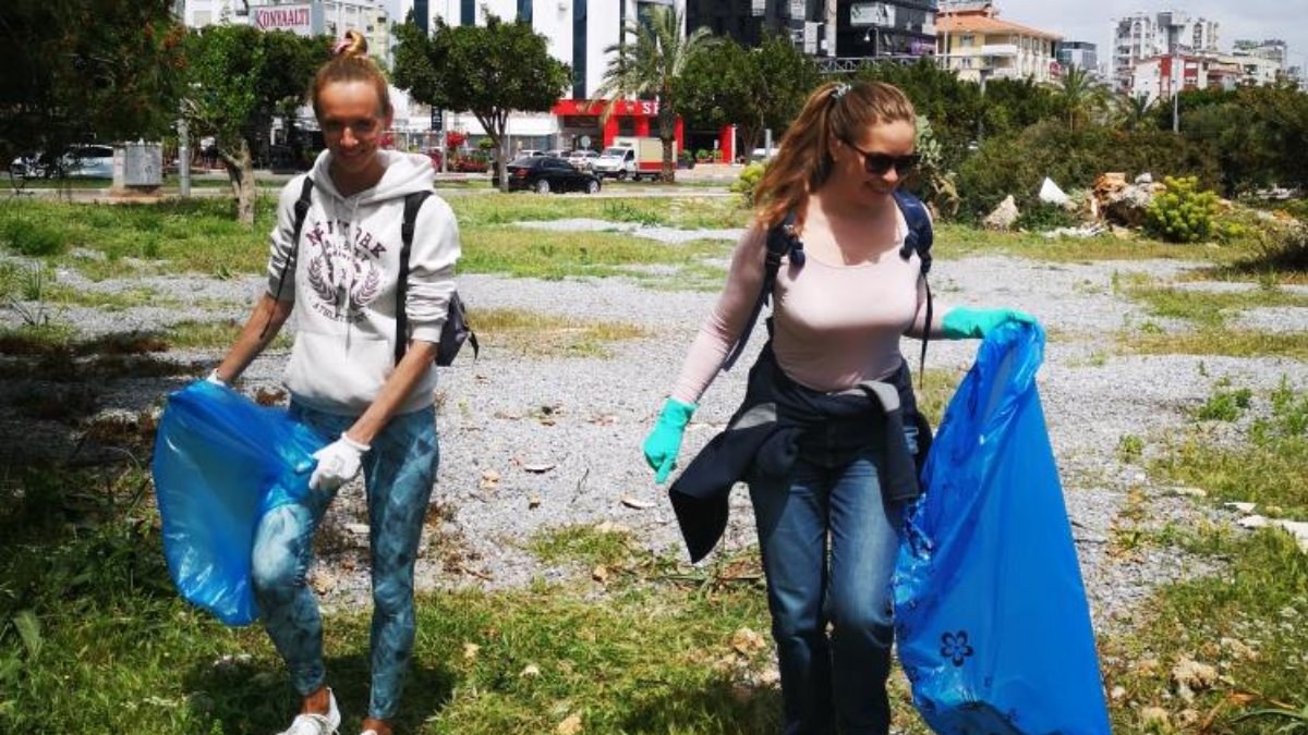 Antalya’da Rus ve Ukraynalılar birlikte çöp topladı