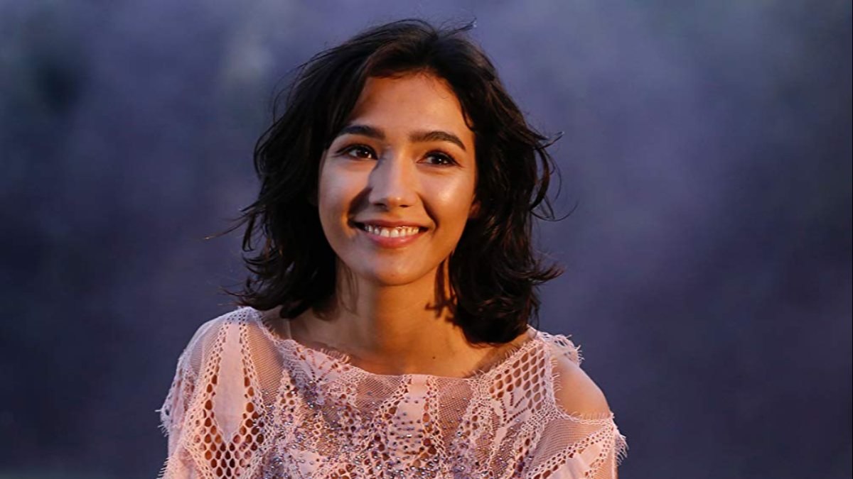 Aybüke Pusat'ın güneşe karşı verdiği kıvrak ve dekolteli pozu akıl aldı! Süt beyazı tenine yorum yağdı...