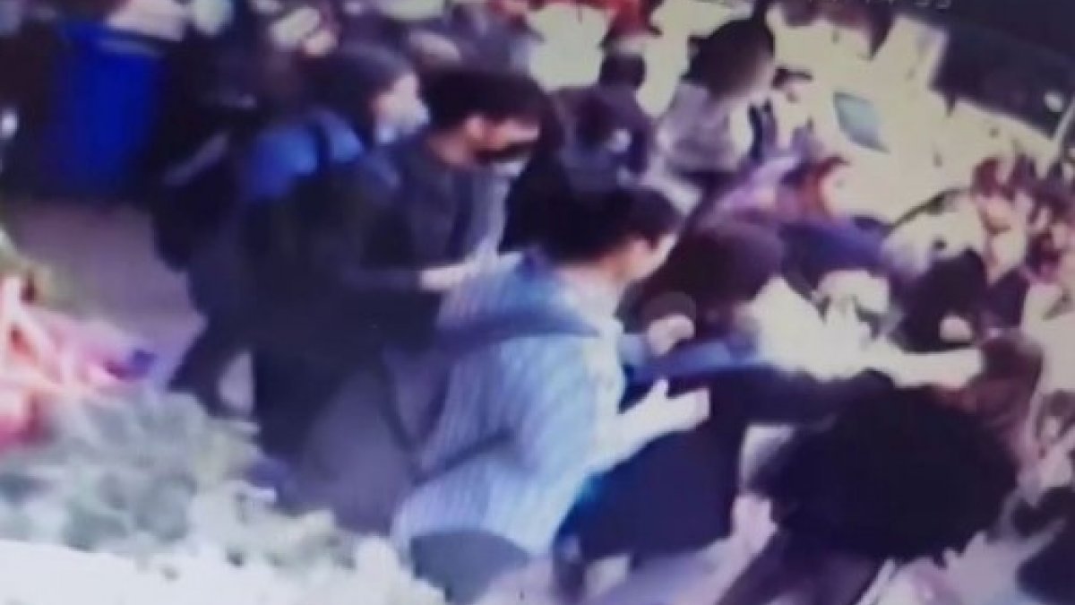 Sultanbeyli'de liseli kızlar sokak ortasında birbirine girdi
